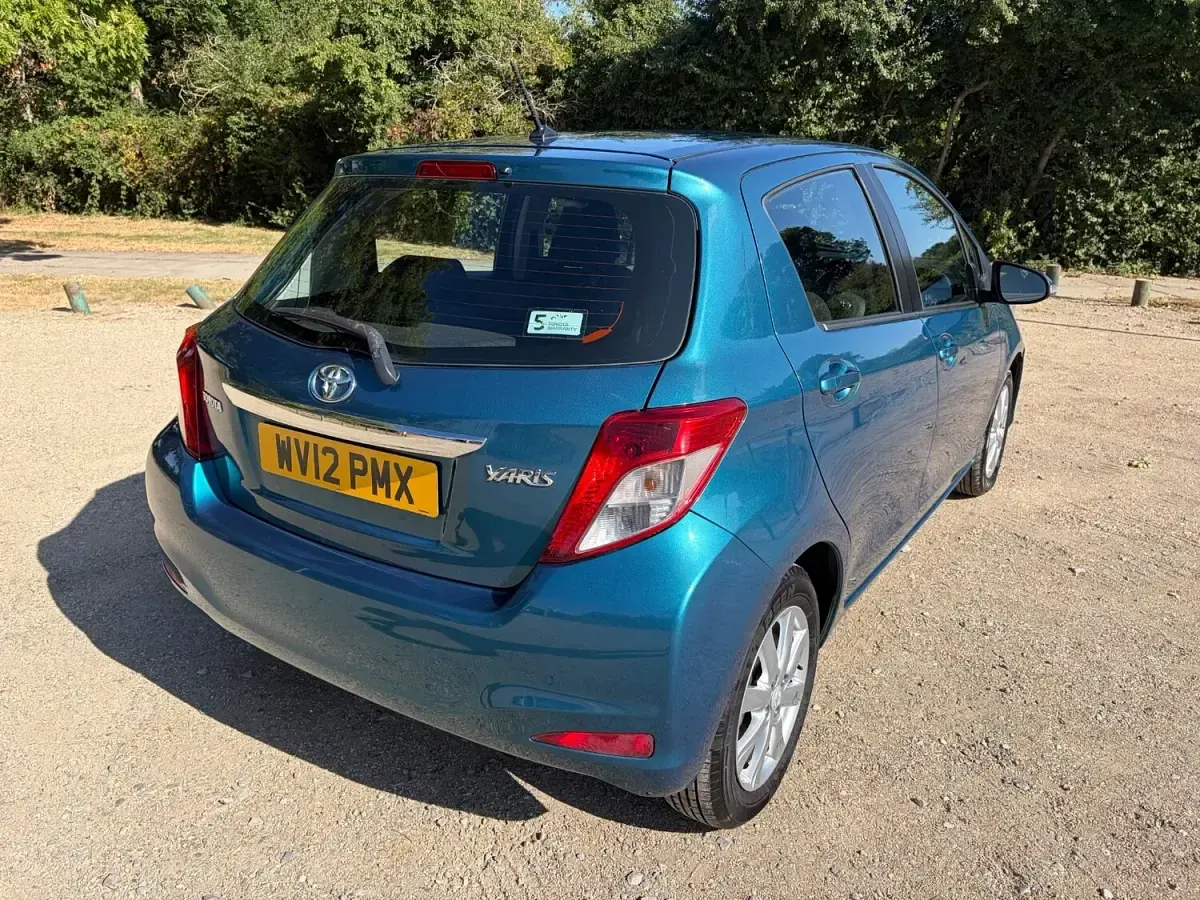 Used Toyota Yaris 99 HP (72 kW) 2012 Turquoise Hatchback