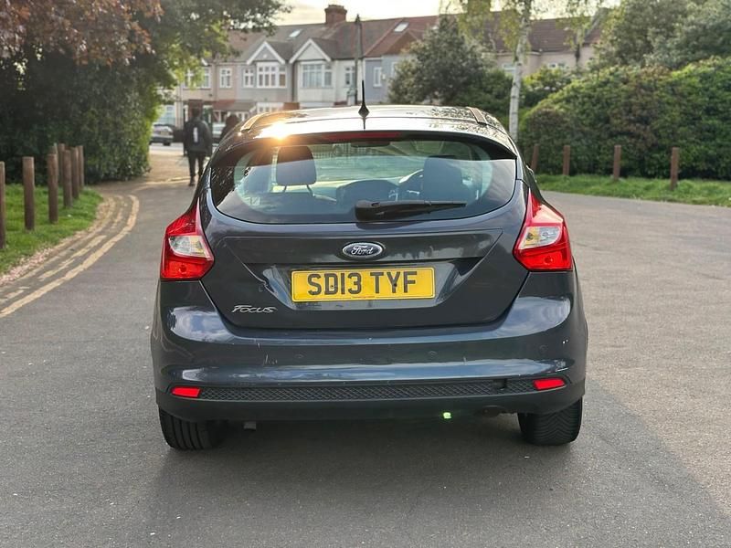 Usado Ford Focus Zetec 2013 Cinzento Citadino