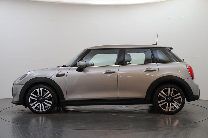 Usado Mini Cooper Exclusive 134 CV (98 kW) 2022 Plateado Utilitario