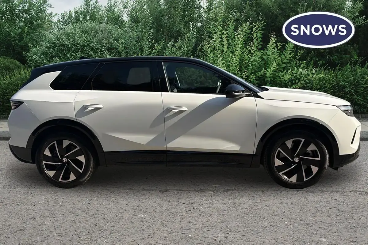 Used Vauxhall Grandland 156 kW (213 HP) 2025 White SUV