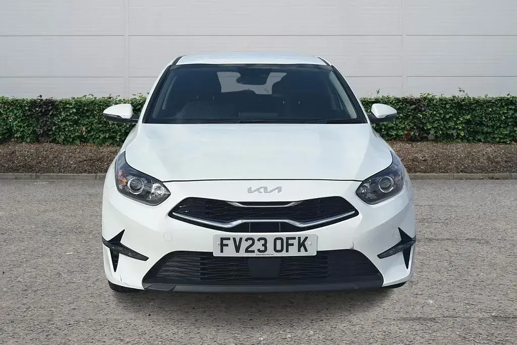 Used Kia Ceed 2023 White Hatchback