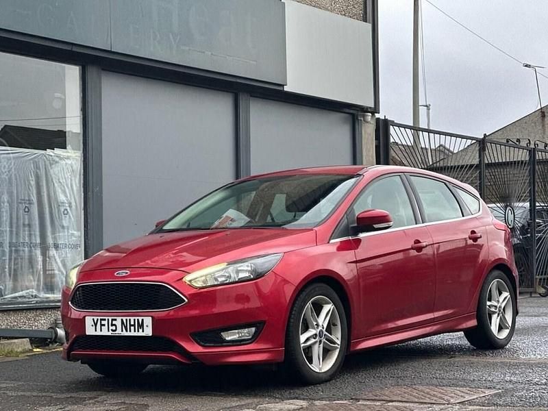 Used Ford Focus Zetec 120 HP (88 kW) 2015 Red Hatchback