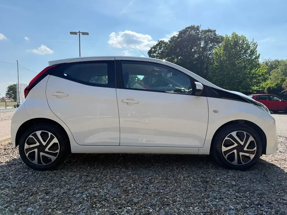 Used Toyota Aygo X-play 72 HP (52 kW) 2021 White Hatchback