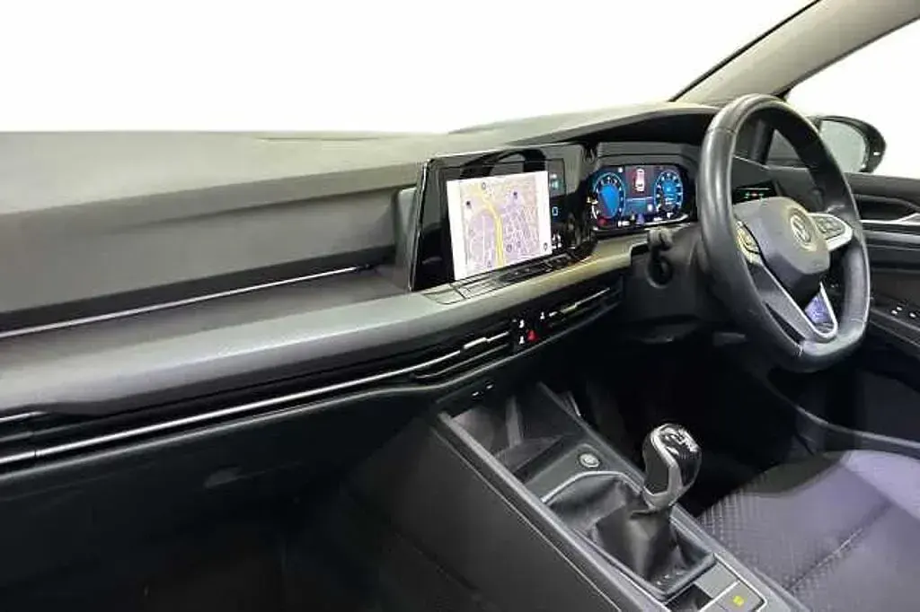 Second-hand VW Golf VIII 130 CP (95 kW) 2022