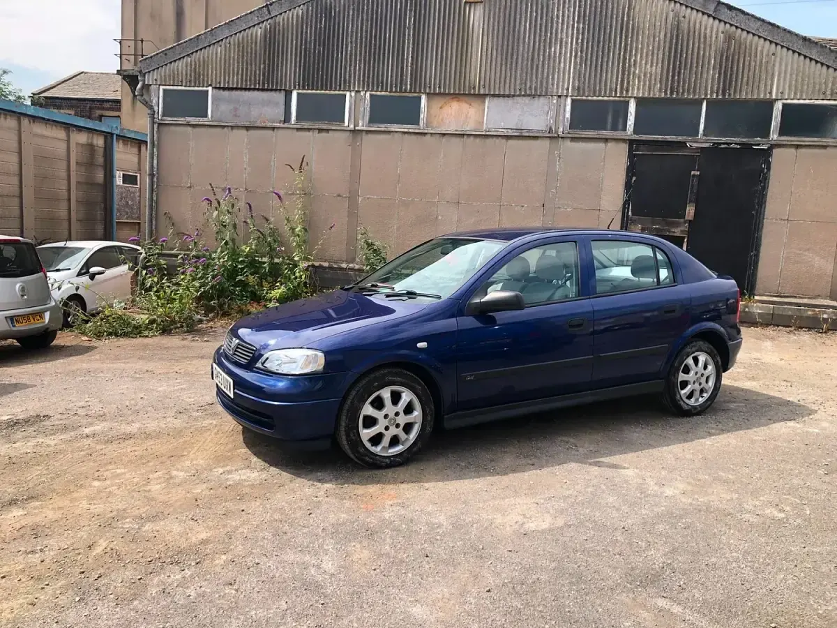 Used Vauxhall Astra Club 98 HP (72 kW) 2003 Blue Hatchback