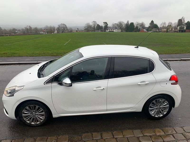 Used Peugeot 208 Allure 2016 White Hatchback