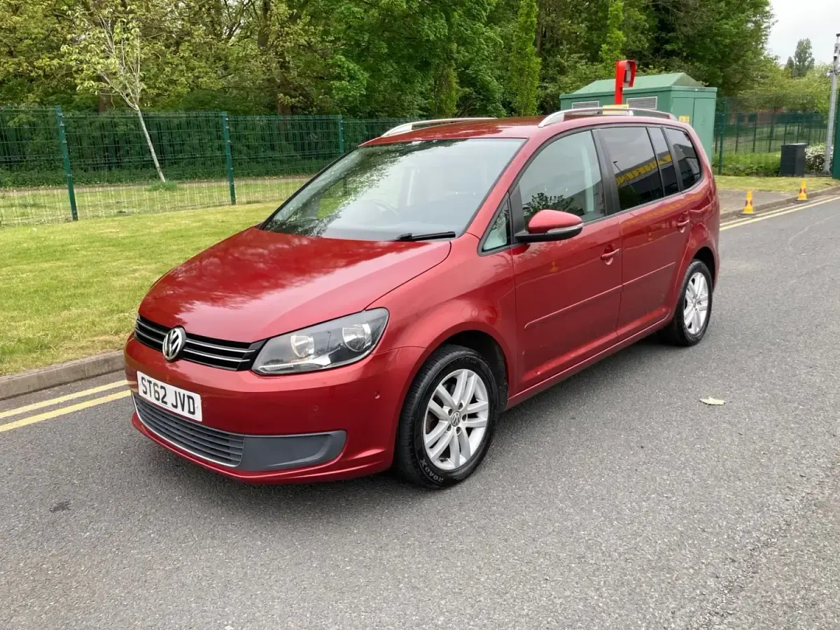 Begagnad VW Touran SE 105 HK (77 kW) 2012 Röd Minibuss