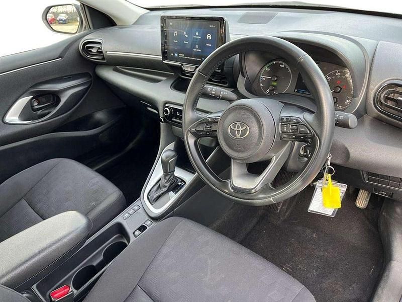 Usata Toyota Yaris Hybrid 113 CV (83 kW) 2024 Bianco Utilitaria