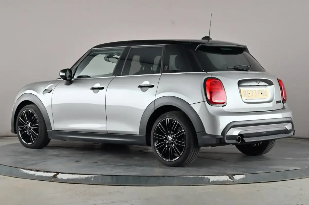 Używany Mini Cooper Exclusive 136 KM (100 kW) 2023 Srebrny Hatchback