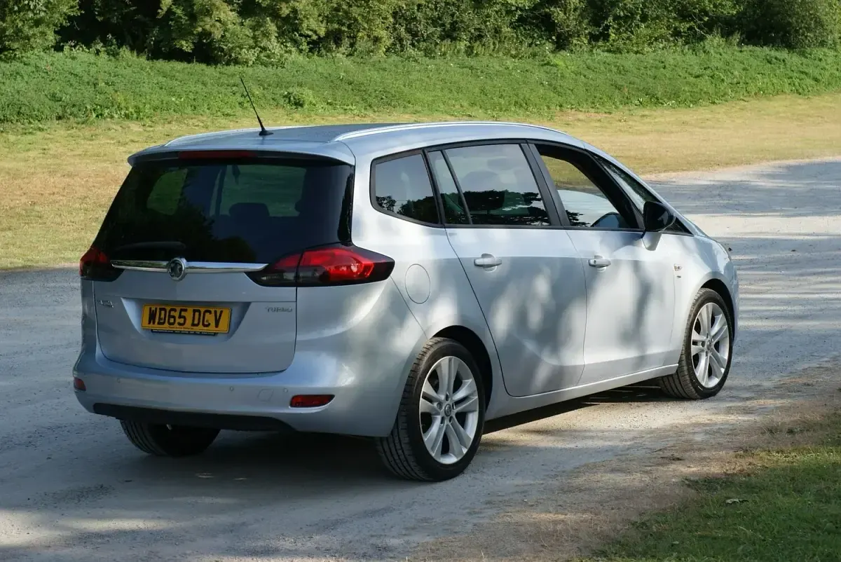 Used Vauxhall Zafira SRi 140 HP (102 kW) 2015 Silver MPV