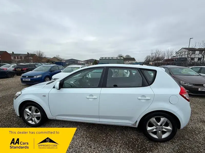 Used Kia Ceed 2011 White Hatchback