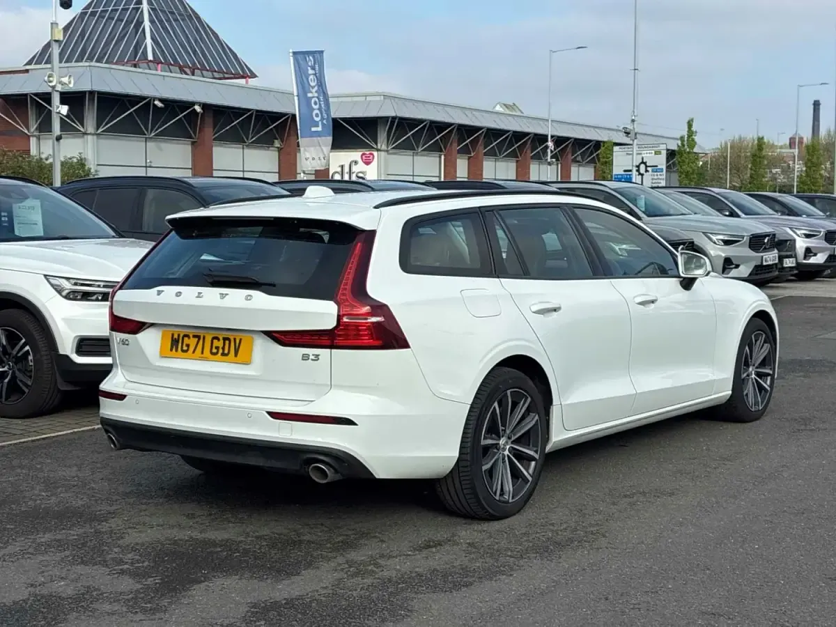 Second-hand Volvo V60 Momentum 2021 Alb Break