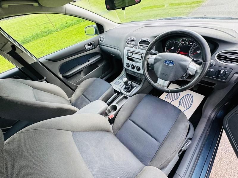 Begagnad Ford Focus Zetec 115 HK (84 kW) 2007 Grå Halvkombi