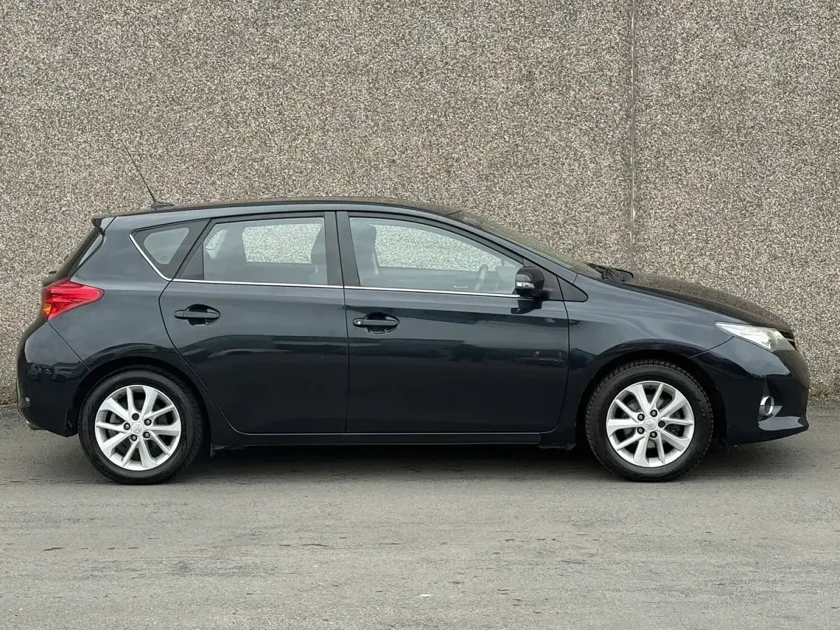 Used Toyota Auris 132 HP (97 kW) 2013 Grey Hatchback