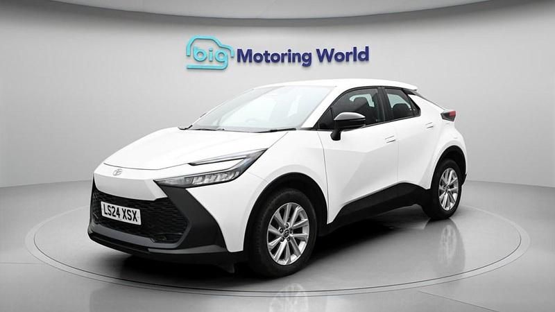 Used Toyota C-HR 140 HP (102 kW) 2024 White SUV
