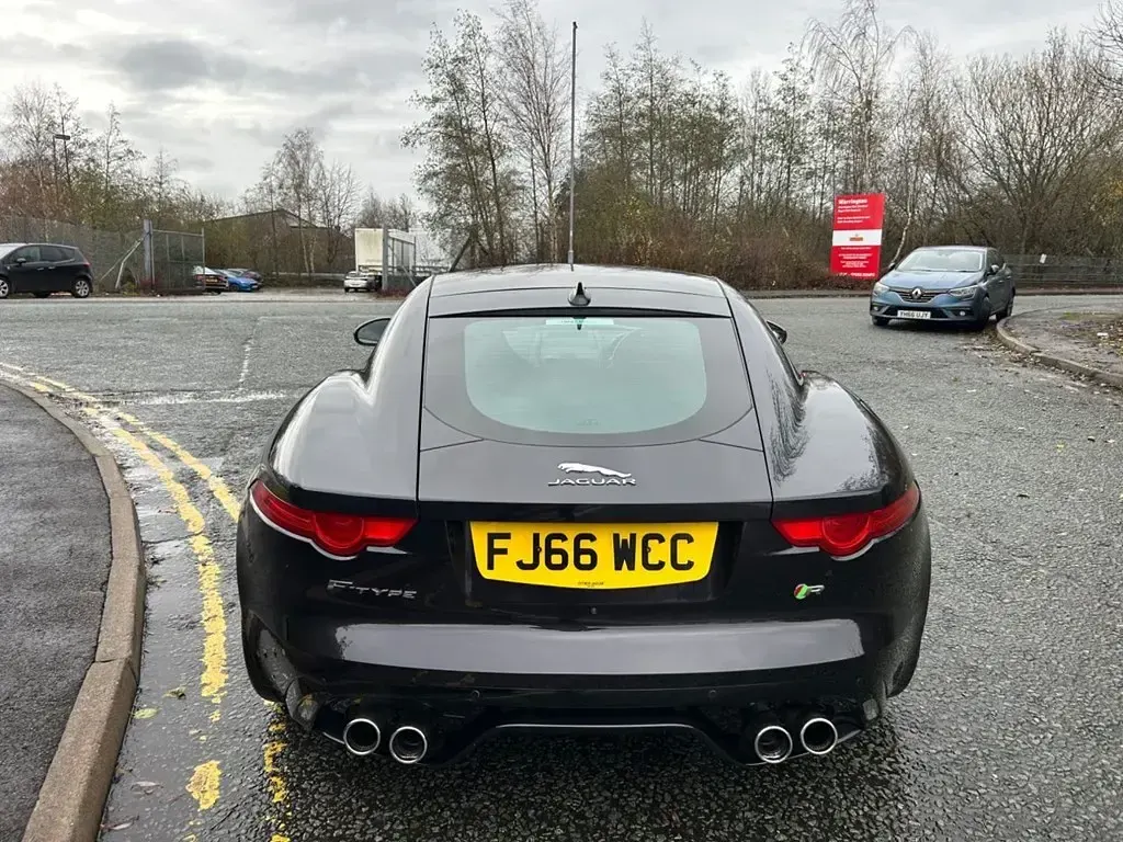 Usado Jaguar F-Type R 550 HP (404 kW) 2016 Preto Coupé