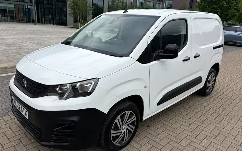 Begagnad Peugeot Partner 102 HK (75 kW) 2022 Minibuss