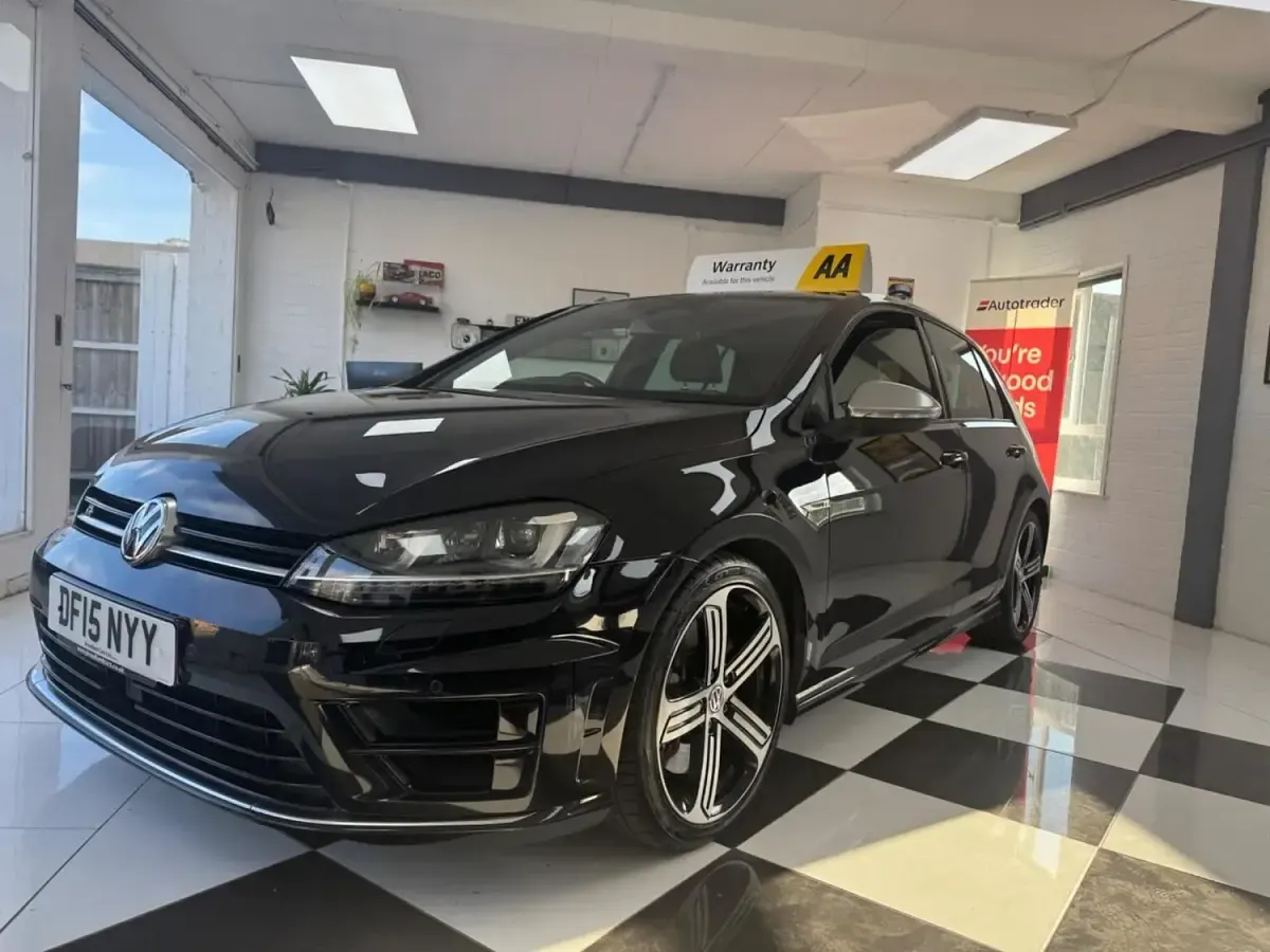 Begagnad VW Golf VII R 300 HK (220 kW) 2015 Svart Halvkombi