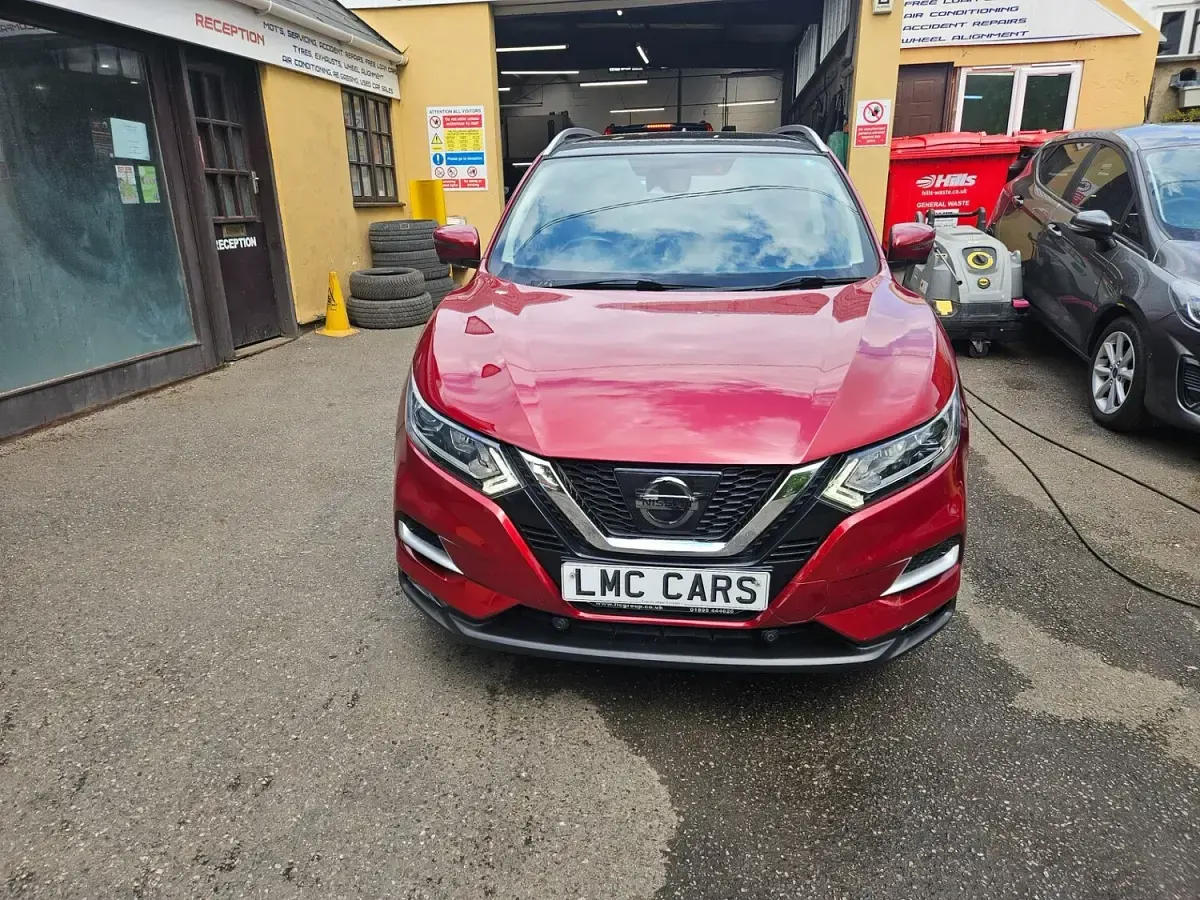 Used Nissan Qashqai N-Connecta 115 HP (84 kW) 2017 Red SUV