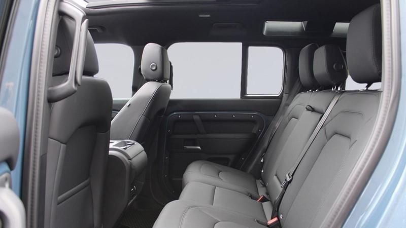 Used Land Rover Defender SE Dynamic 2025 Tasman blue SUV
