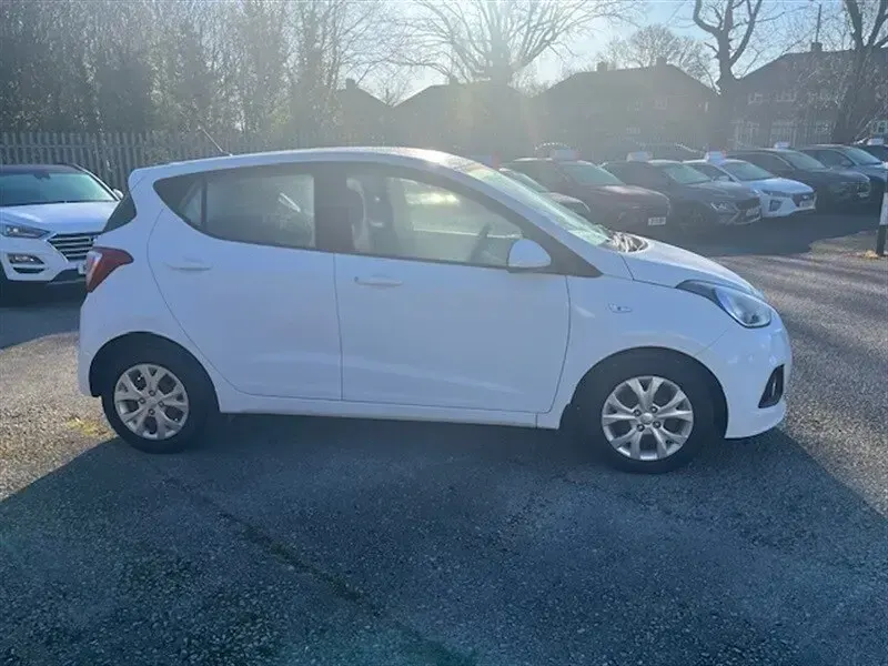Used Hyundai i10 SE 66 HP (48 kW) 2016 White Hatchback