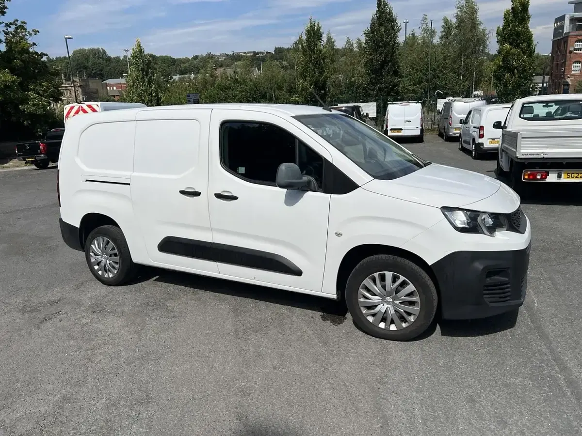 Used Peugeot Partner 100 HP (73 kW) 2019 White MPV