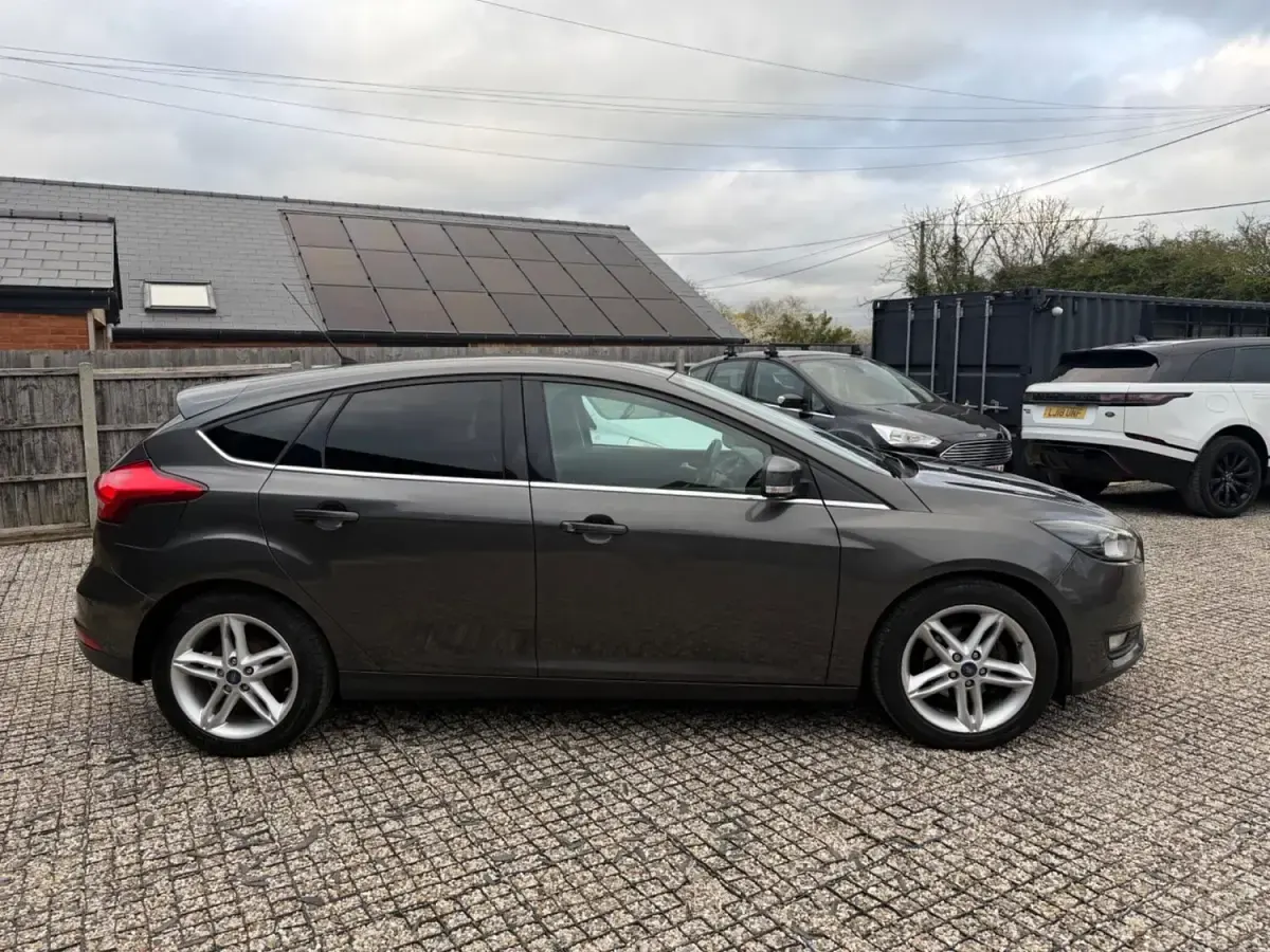 Begagnad Ford Focus Zetec 2017 Grå Halvkombi
