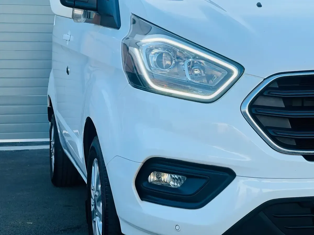 Used Ford Transit Custom Limited 130 HP (95 kW) 2022 White Van