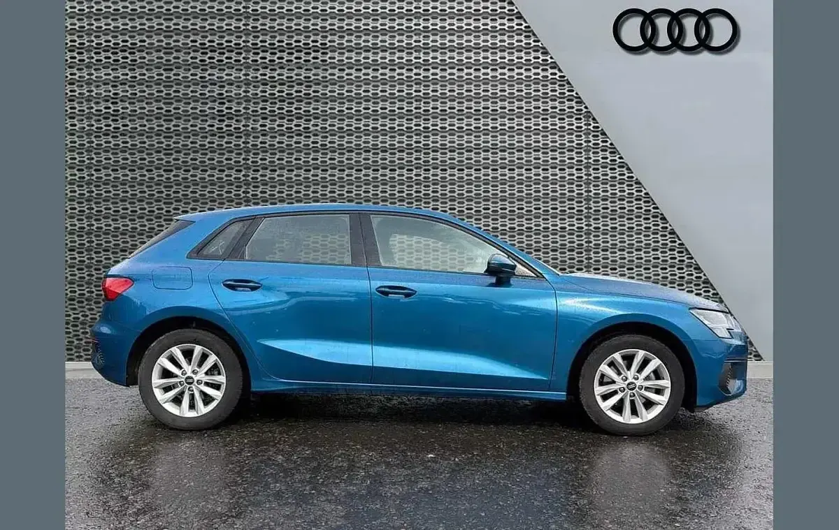 Używany Audi A3 Comfort 147 KM (108 kW) 2023 Niebieski Sedan/Limuzyna