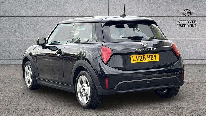 Usado Mini Cooper Hatch 113 kW (154 CV) 2025 Negro Utilitario