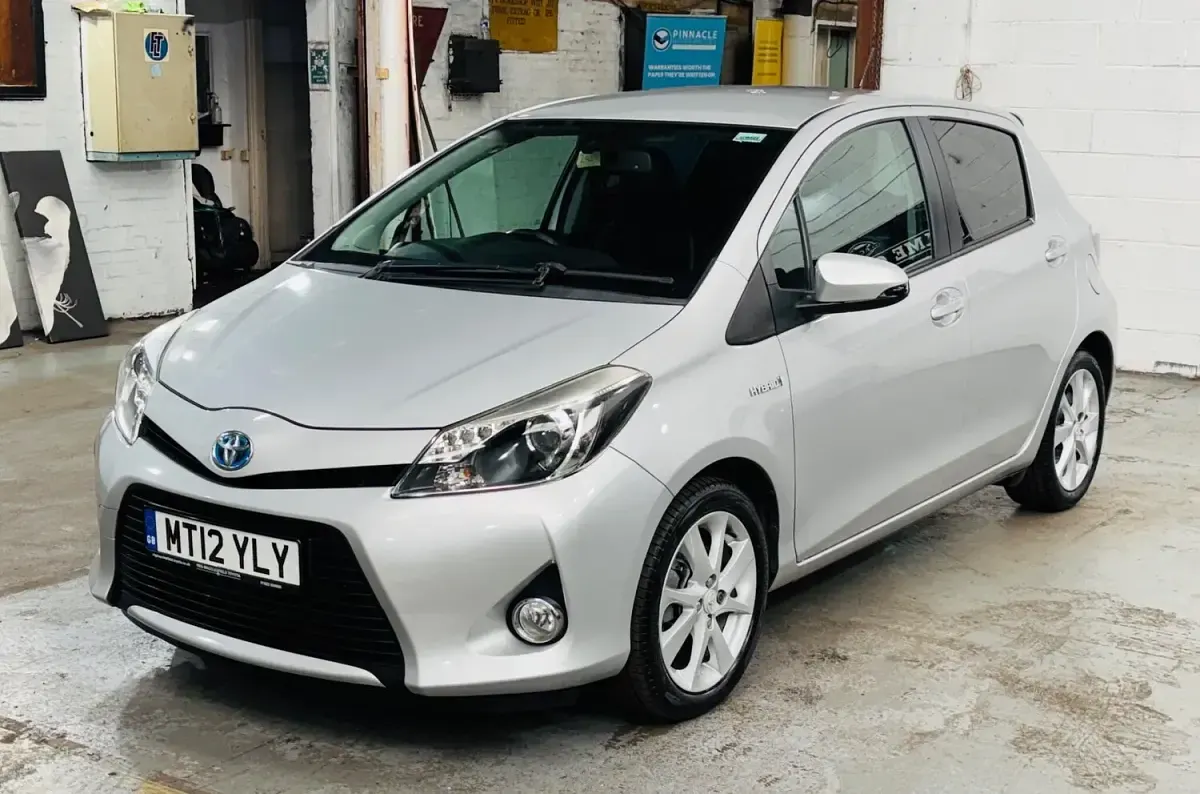 Used Toyota Yaris 100 HP (73 kW) 2012 Silver Hatchback