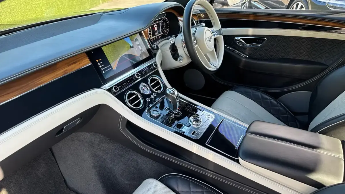 Begagnad Bentley Continental 550 HK (404 kW) 2019 Grå Sportkupé