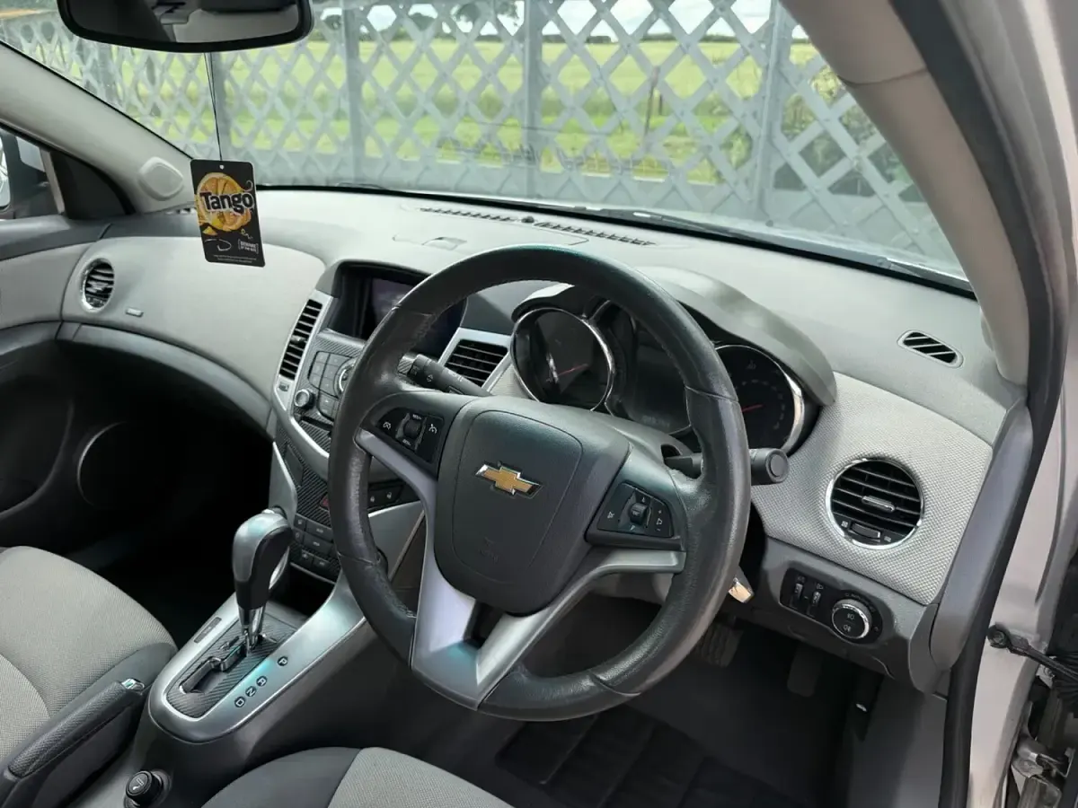 Used Chevrolet Cruze LT 141 HP (103 kW) 2011 Silver Sedan