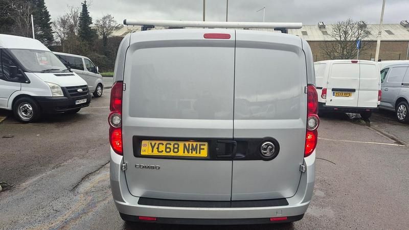 Używany Vauxhall Combo Sportive 2018 Srebrny Minivan