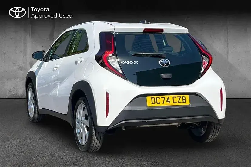 Used Toyota Aygo X PURE 72 HP (52 kW) 2024 White SUV