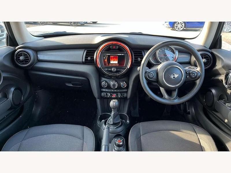 Begagnad Mini Cooper Classic 136 HK (100 kW) 2019 Silver Halvkombi