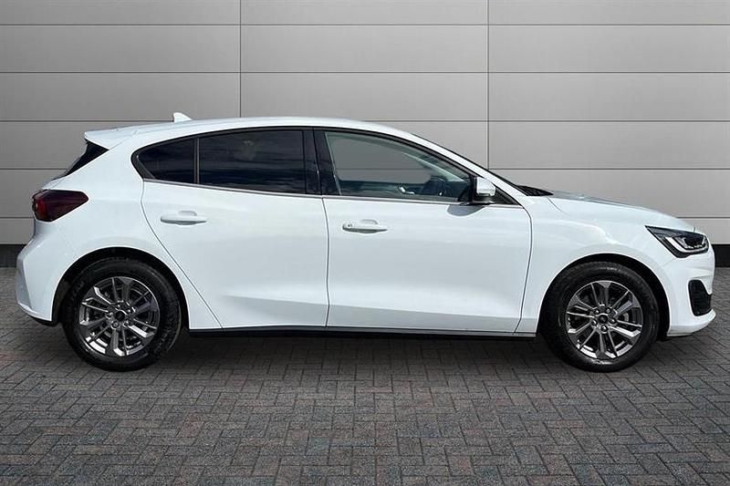 Used Ford Focus Titanium 125 HP (91 kW) 2022 White Hatchback