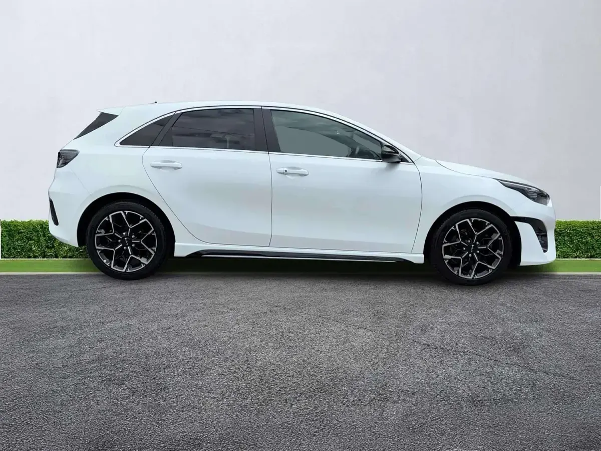 Used Kia Ceed GT-Line 158 HP (116 kW) 2022 White Hatchback