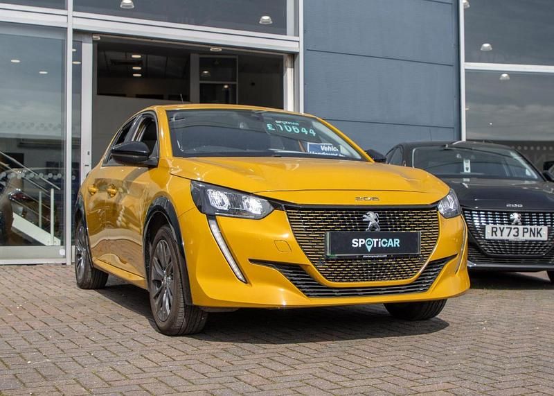 Used Peugeot e-208 Allure Premium 98 kW (134 HP) 2022 Yellow Hatchback