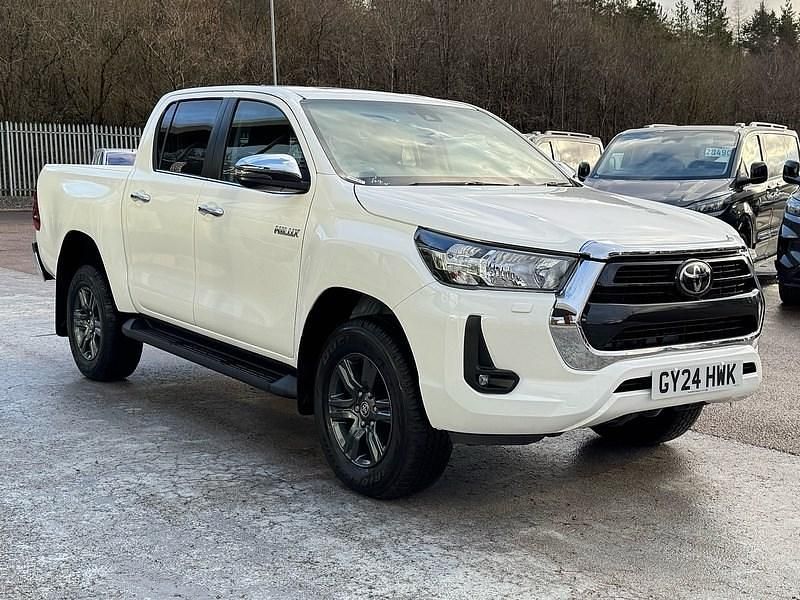 Second-hand Toyota HiLux 150 CP (110 kW) 2024 Alb Pickup