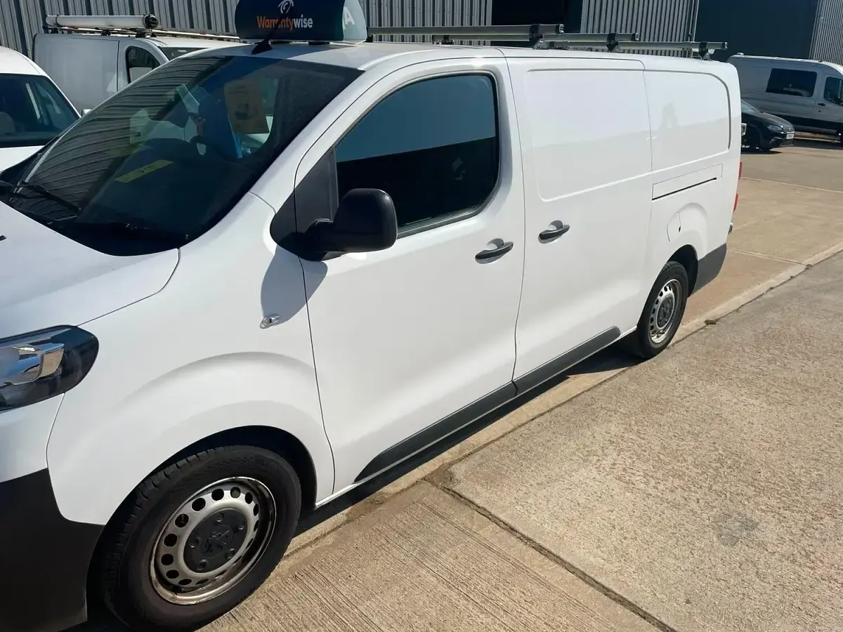 Used Peugeot Expert Premium 142 HP (104 kW) 2022 White Van