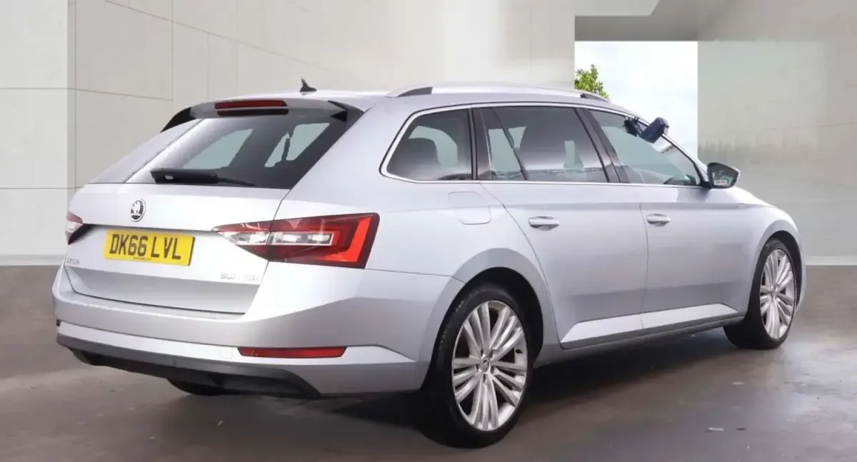 Used Skoda Superb SE L Executive 190 HP (139 kW) 2016 Silver Estate