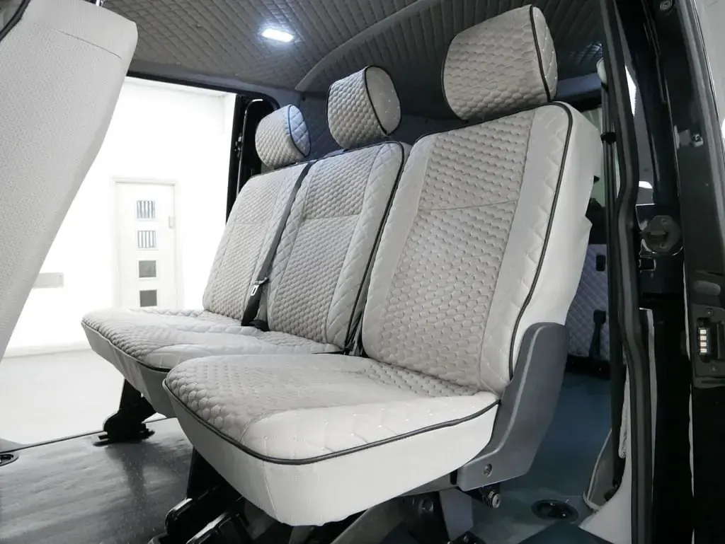 Second-hand VW Transporter Highline 204 CP (150 kW) 2023 Negru Van