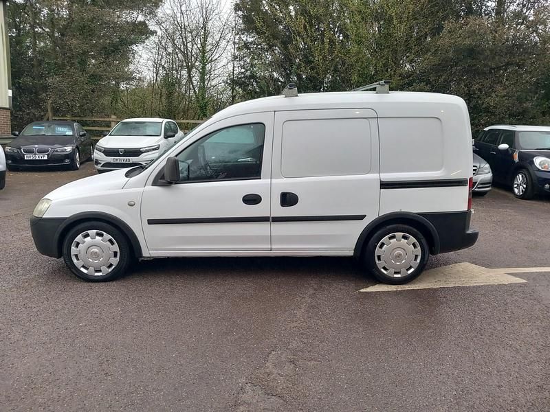 Used Vauxhall Combo 75 HP (55 kW) 2009 White MPV
