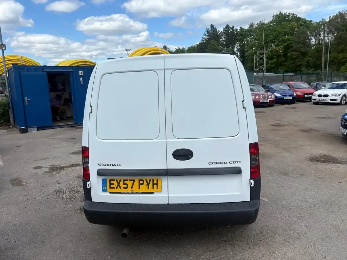 Usado Vauxhall Combo 75 HP (55 kW) 2007 Branco Monovolume