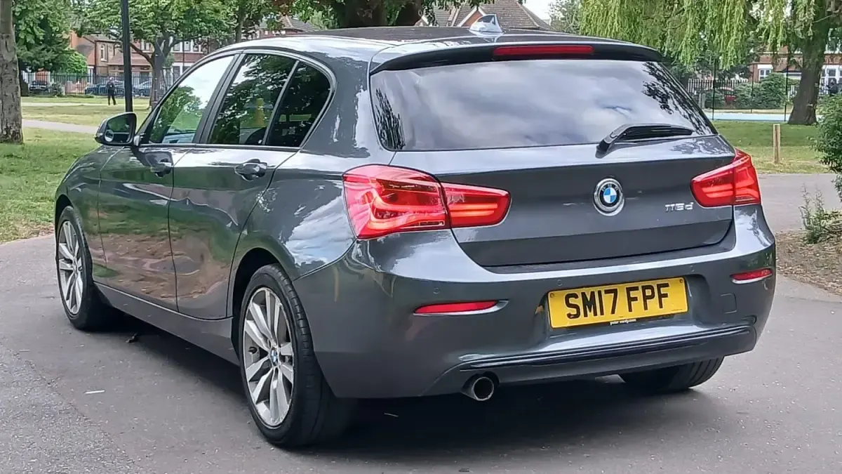 Usado BMW 118 Sport Line 150 CV (110 kW) 2017 Gris Utilitario
