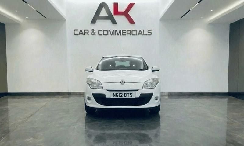 Used Renault Mégane III Dynamique 110 HP (80 kW) 2012 White Hatchback