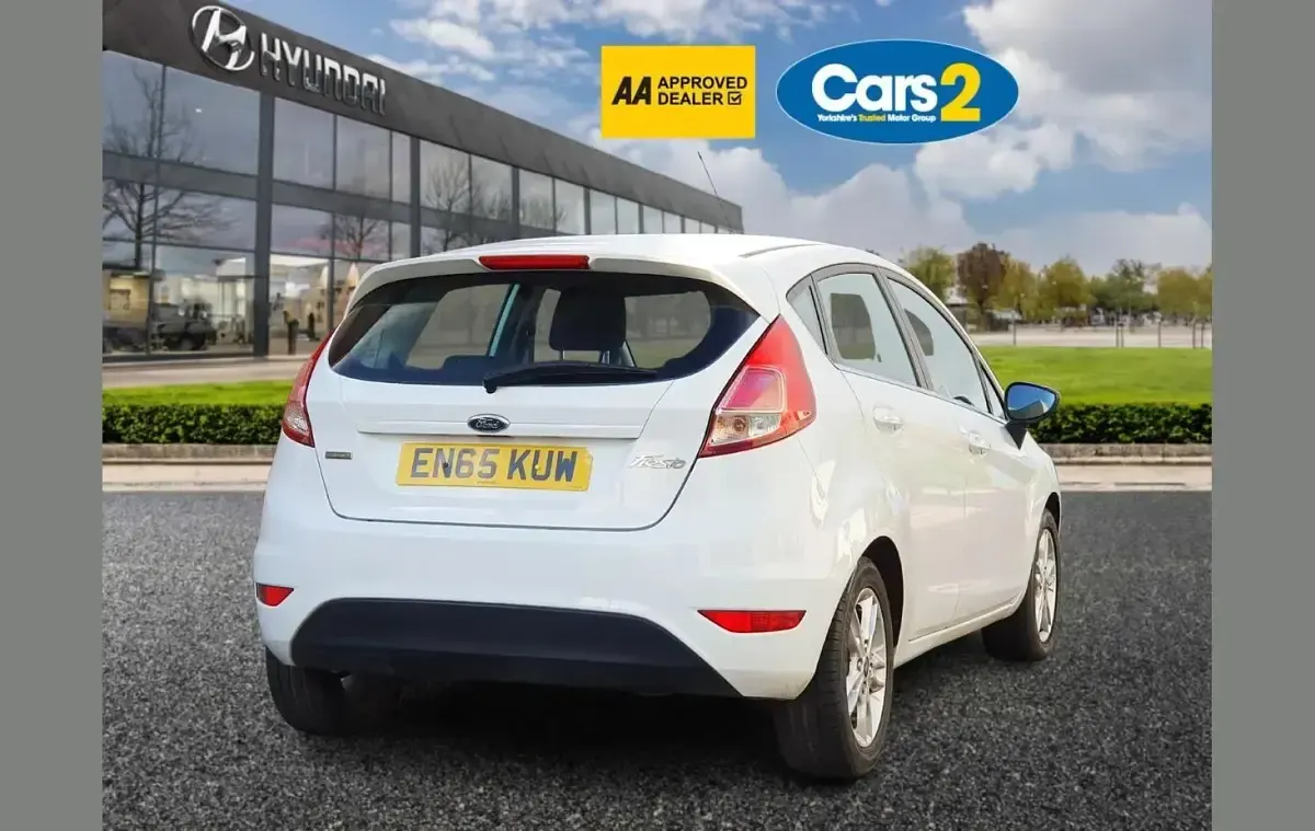 Used Ford Fiesta Zetec 99 HP (72 kW) 2016 White Hatchback