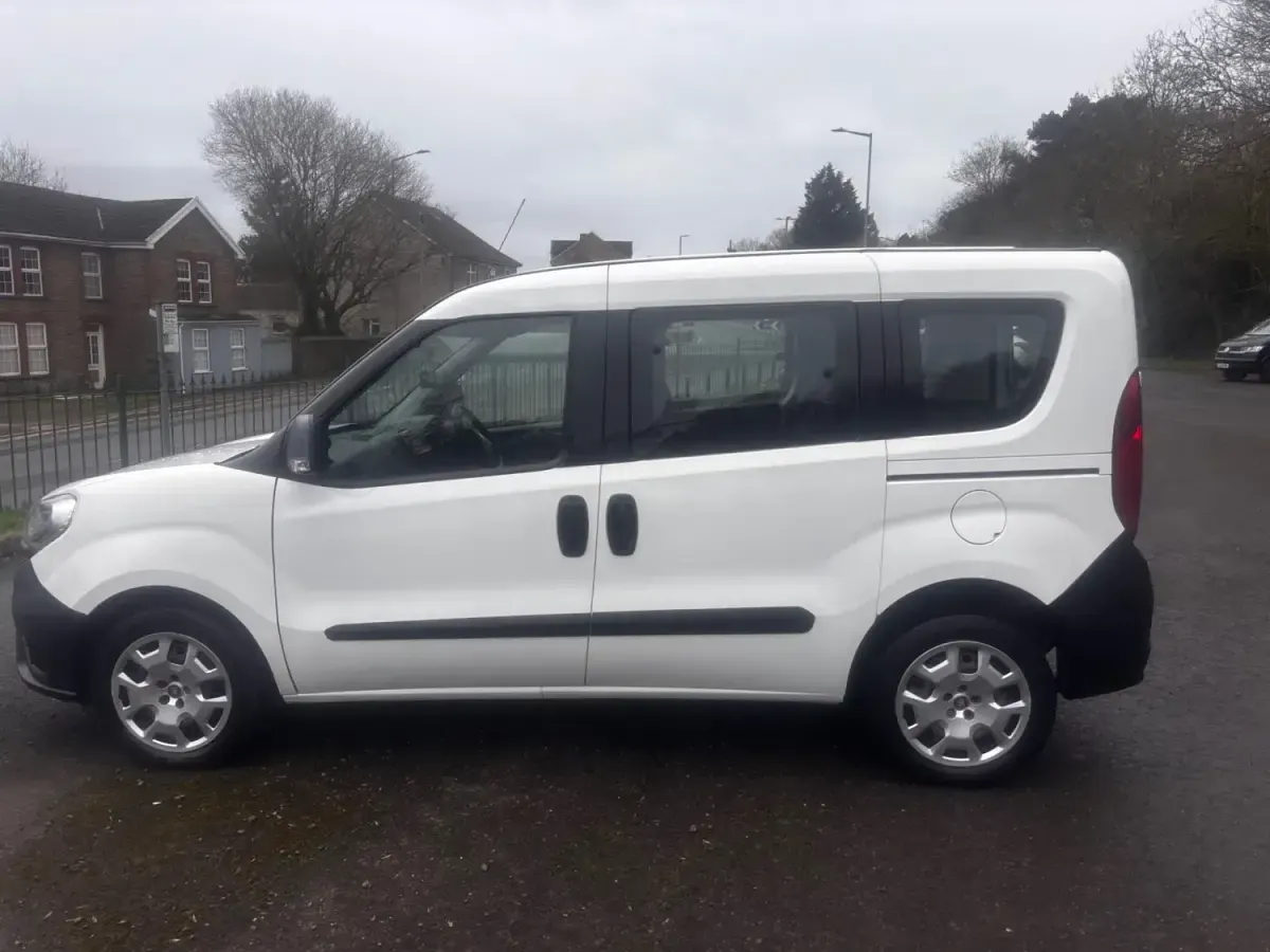 Begagnad Fiat Doblò Active 95 HK (69 kW) 2017 Vit Minibuss