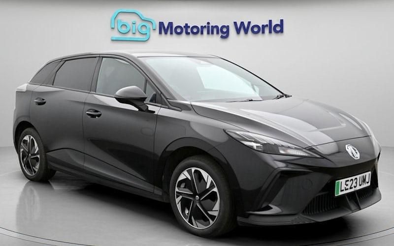Begagnad MG MG4 EV SE 319 kW (435 HK) 2023 Svart Halvkombi